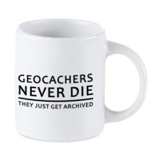 Tip Top Tshirt - Mug Geocachers never die - Made in France